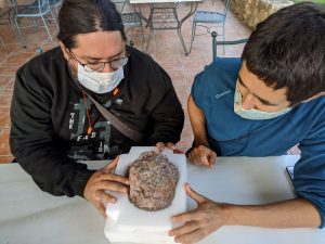 Miguel Moreno y José Manuel Gasca, codirectores de la excavación con un huevo de dinosaurio fósil