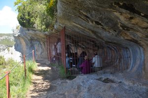 Visita a uno de los abrigos de Mallata. Imagen: Emilio Leo