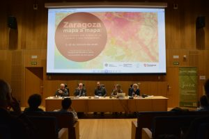 Mesa redonda «Del dato a la decisión: ¿cómo afrontar la mejora de la calidad ambiental de los territorios?» Participa: José Ramón Beltrán Blázquez, vicerrector de Planificación y Desarrollo Estratégico de la Universidad de Zaragoza; María Jesús Fernández Ruiz, jefa de la Oficina Técnica de Gobierno del Dato del Ayuntamiento de Zaragoza; María Martínez Martínez, directora general de Calidad Ambiental del Gobierno de Aragón; Juan Ortiz Taboada, director general de ECODES y Ángel Pueyo Campos, director de la Cátedra Territorio, Sociedad y Visualización Geográfica, e investigador del Instituto Universitario de Investigación en Ciencias Ambientales de Aragón (IUCA) de la Universidad de Zaragoza.