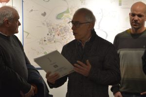 Acto inaugural. Visita guiada a la exposición. Intervención de Ángel Pueyo, director de la Cátedra Cátedra Territorio, Sociedad y Visualización Geográfica, e investigador del Instituto Universitario de Investigación en Ciencias Ambientales de Aragón (IUCA) de la Universidad de Zaragoza