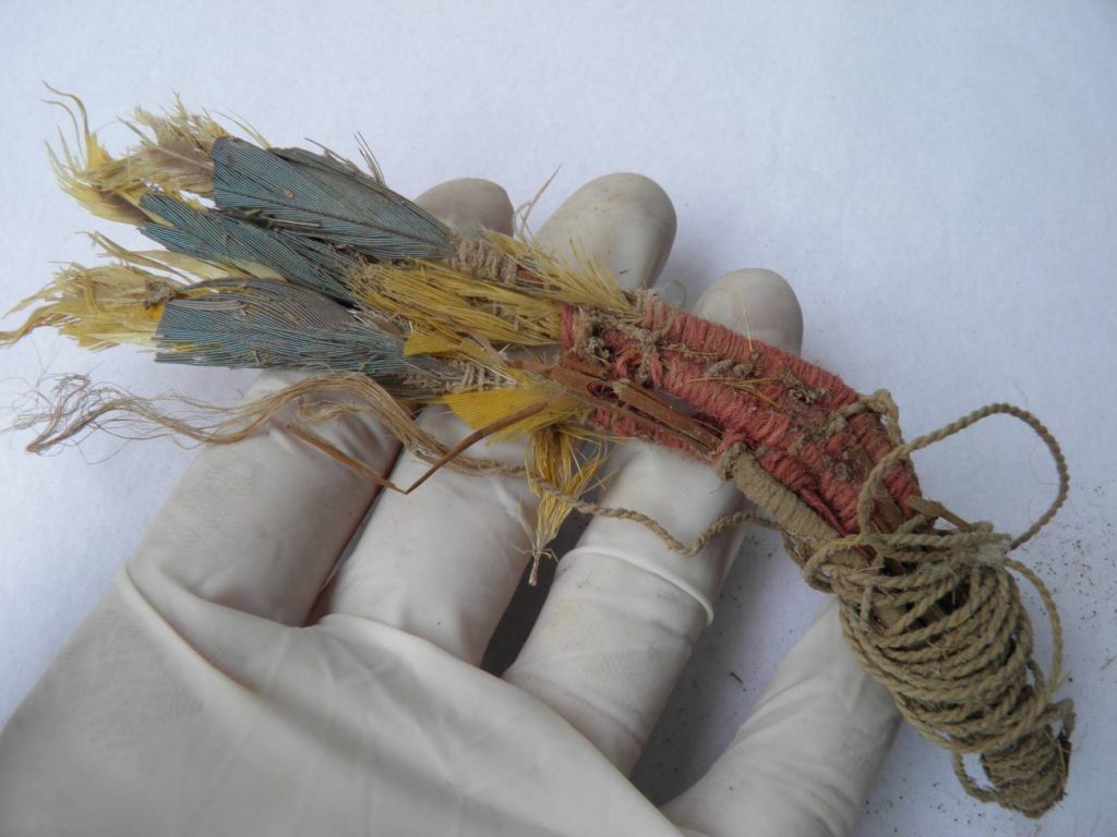 Plumas antiguas encontradas en la tumba Ychsma de Pachacamac. / George Olah