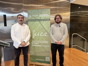 Alfonso Abecia (izda.), director IUCA, junto a Alejandro Sierra, ponente. Primera sesión del ciclo de conferencias "Ganadería: pasado, presente, futuro"